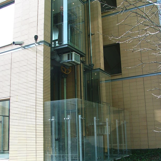 панорамный лифт у внешней стороны здания