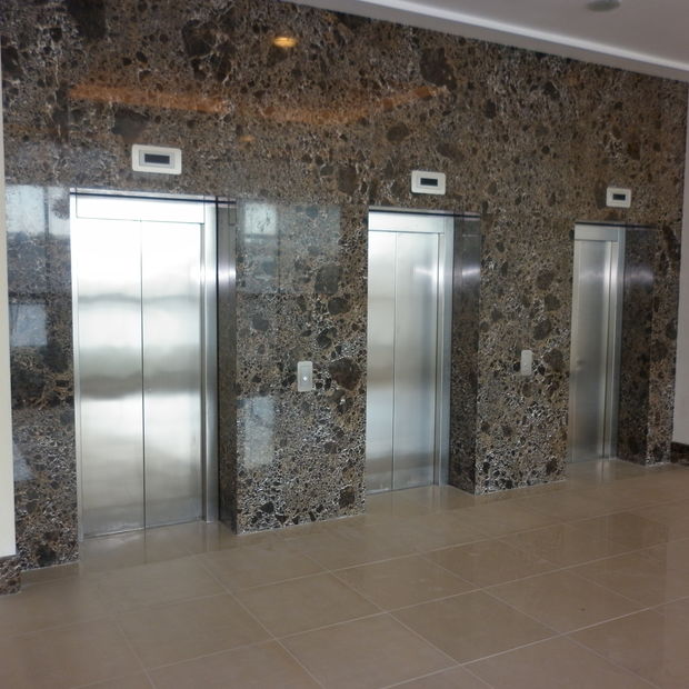 несколько пассажирских лифтов в здании
