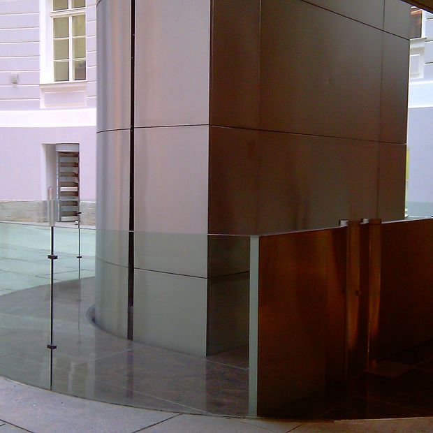 Подъемная платформа в музее 2, фото